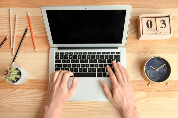 Uomo utilizzando il computer portatile — Foto Stock