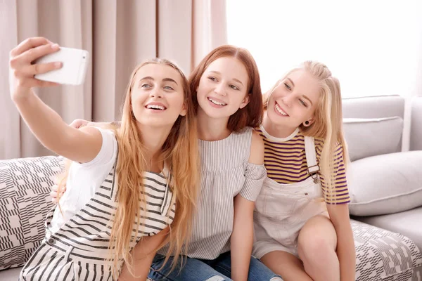 Carino adolescenti prendendo selfie a casa — Foto Stock