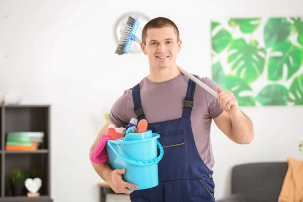 Jeune homme avec des fournitures de nettoyage — Photo