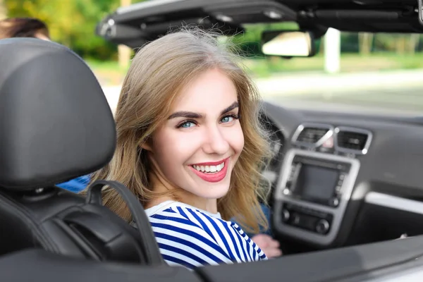 Belle jeune femme en voiture — Photo