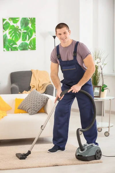 Young man cleaning carpet — Stock Photo, Image