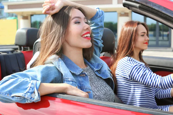 Due belle giovani donne in cabriolet all'aperto — Foto Stock