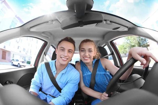 Pareja viajando en coche —  Fotos de Stock