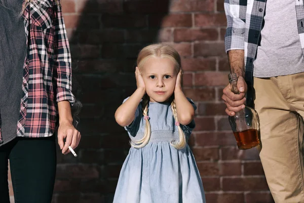 Pais com garrafa de álcool e menina — Fotografia de Stock