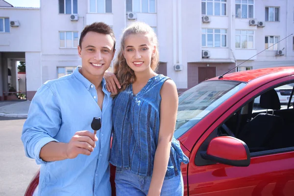Couple with key from new car — Stock Photo, Image