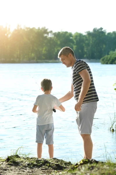 Vater mit Sohn fischt vom Ufer aus — Stockfoto
