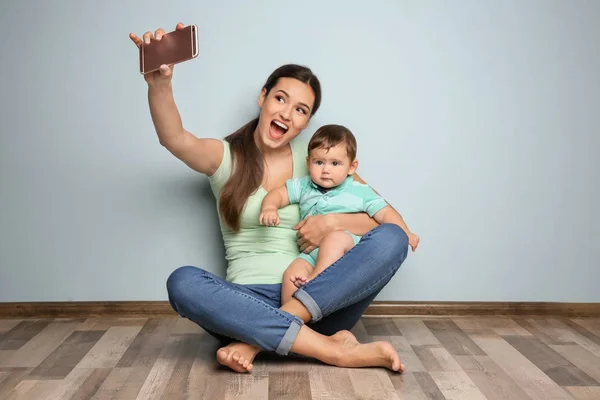 Молода мати з маленьким сином бере селфі — стокове фото