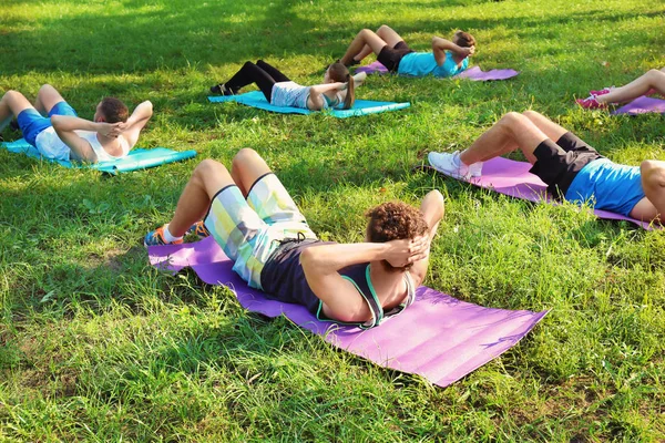 Groupe de jeunes en formation dans le parc — Photo