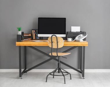 Monitör ile rahat çalışma alanı