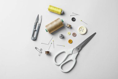 Beyaz masaya dikme için aksesuarlar