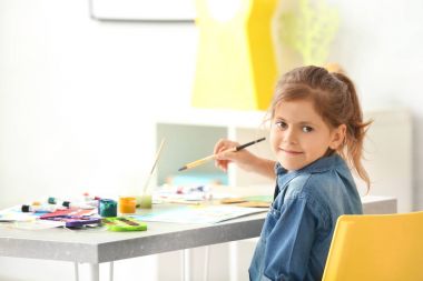 Küçük Kız Ressamı