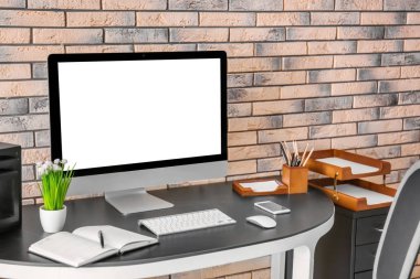 Monitör ile rahat çalışma alanı