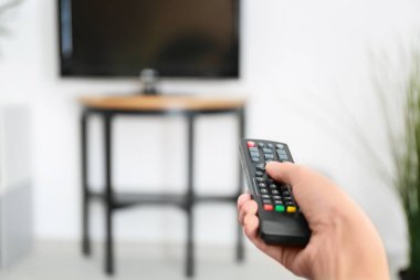 Kadın Tv uzaktan kumanda kanalları, closeup anahtarlama ile