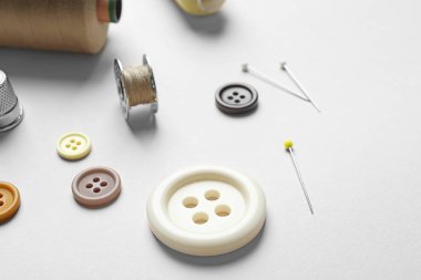 Beyaz masaya dikme için aksesuarlar