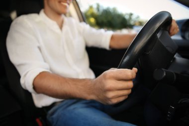 sürücü koltuğu adam