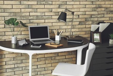 Dizüstü bilgisayar ile rahat çalışma alanı