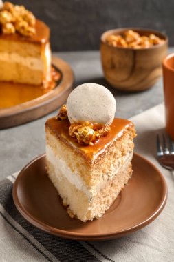 Masada lezzetli karamelli pasta parçası ile plaka