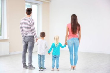 Aile onların yeni ev