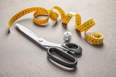 Ölçme bant, bobin ve kumaş üzerine dikme için makas