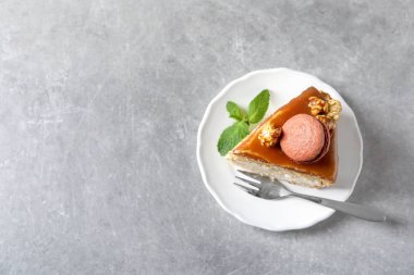 Masada lezzetli karamelli pasta parçası ile plaka