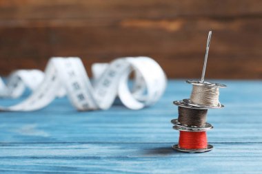 Bobin ve iğne üzerinde ahşap masa terzilik için
