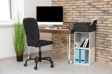 Monitör ile rahat çalışma alanı