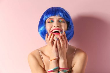 Gökkuşağı makyaj ile genç kadın 