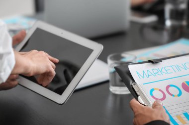 Tablet ve pano kapalı genç danışmanlık uzmanlarıyla