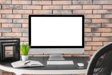 Monitör ile rahat çalışma alanı