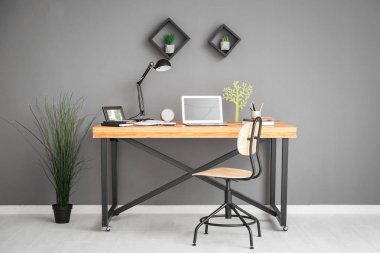 Dizüstü bilgisayar ile rahat çalışma alanı