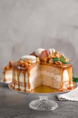 Masada lezzetli karamelli pasta ile stand