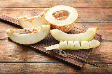 Tahta ahşap masa üzerinde nefis kavun ile