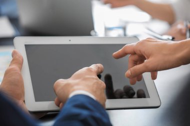 Genç danışmanlık uzmanları ile tablet kapalı