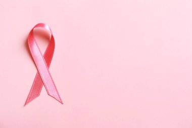 Renkli arka planda pembe kurdele. Göğüs kanseri kavramı