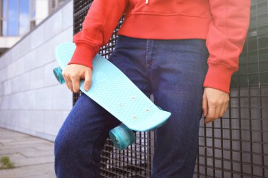 Hippi kız kaykay açık havada, closeup ile