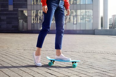 Hippi kız açık havada kaykay