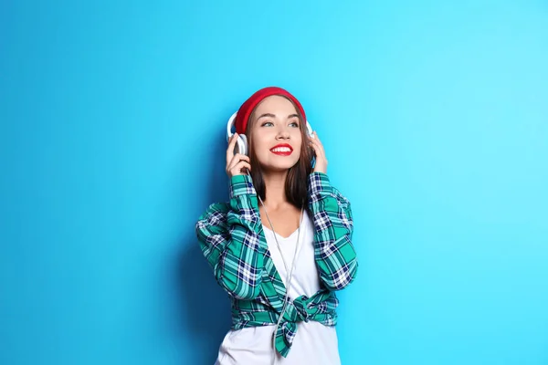 Ελκυστική Hipster Κορίτσι Ακουστικά Για Χρώμα Φόντου — Φωτογραφία Αρχείου