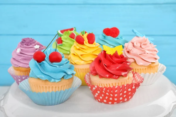 Ständer Mit Schönen Cupcakes Auf Verschwommenem Hintergrund Nahaufnahme — Stockfoto