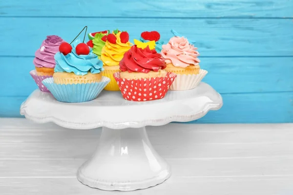 Stå Med Vackra Cupcakes Bord — Stockfoto