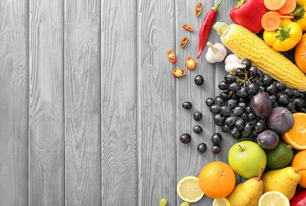 Várias Frutas Legumes Fundo Madeira — Fotografia de Stock