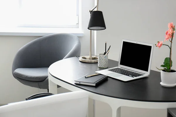 Bekväm arbetsplats med laptop — Stockfoto