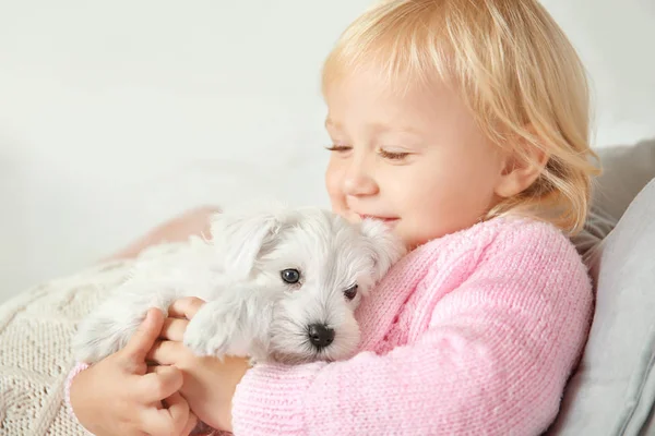 Piccola ragazza carina con cucciolo — Foto Stock