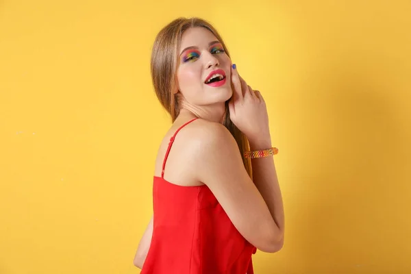 虹メイクアップを持つ若い女性 — ストック写真