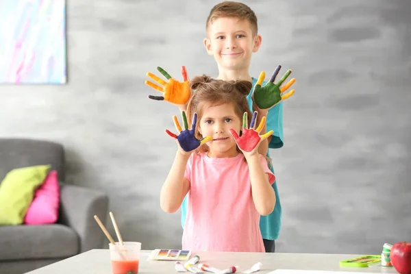 Petits enfants aux mains peintes — Photo