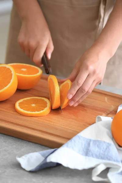 Mujer Cortando Naranja Madura Cocina — Foto de Stock