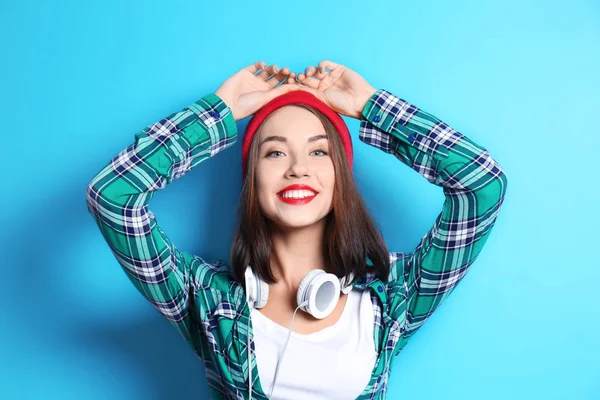 Attraente Ragazza Hipster Con Cuffie Sullo Sfondo Colori — Foto Stock