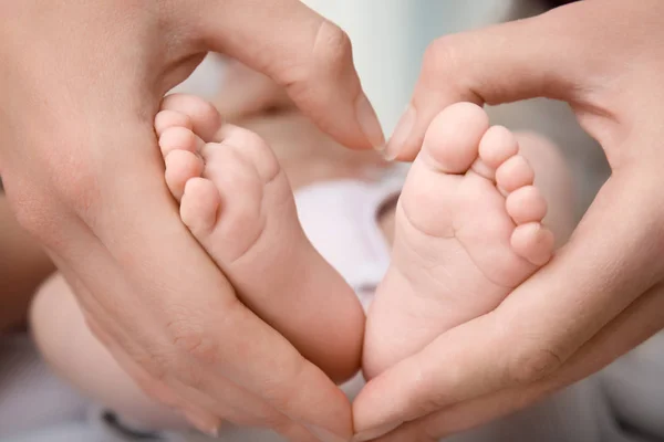 Madre Sosteniendo Pies Bebé Primer Plano — Foto de Stock