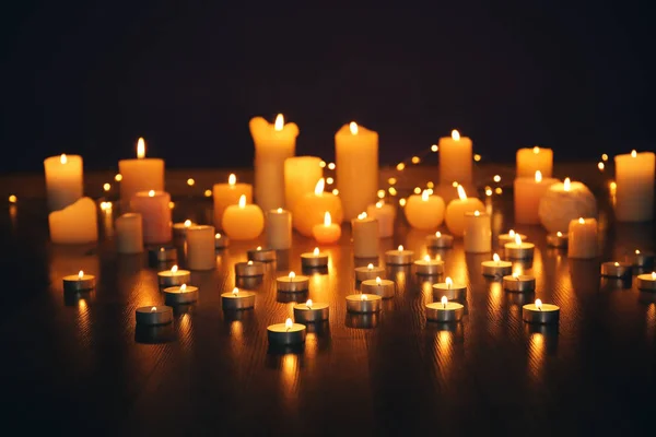 Αναμμένα Κεριά Στο Πάτωμα Στο Σκοτάδι — Φωτογραφία Αρχείου