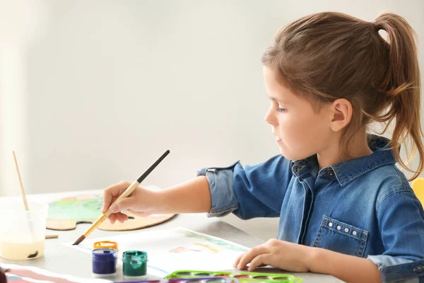 Little girl painting — Stock Photo, Image