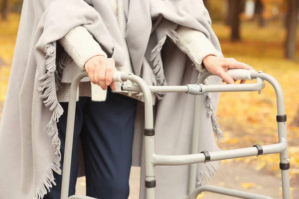 Mujer Mayor Con Marco Para Caminar Parque Primer Plano — Foto de Stock